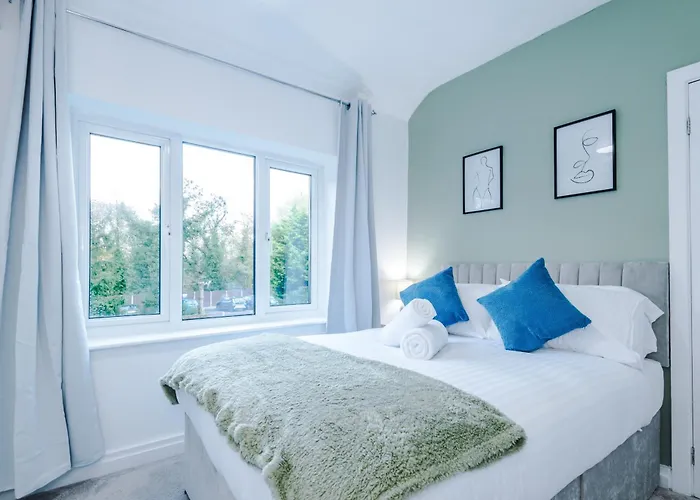 New! 4-bed In By 53 Degrees Property, Ideal For Business & Long Term Contractor Stays, Sleeps 10!