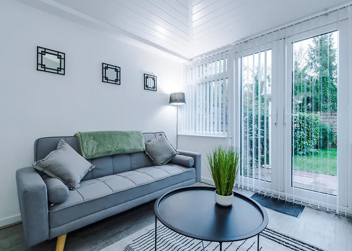 New! 4-bed In By 53 Degrees Property, Ideal For Business & Long Term Contractor Stays, Sleeps 10! Holiday home *