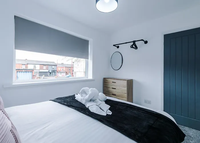 New! 3-bed In By 53 Degrees Property, Ideal For Contractors & Business Stays, Sleeps 8! Vakantiehuis Manchester