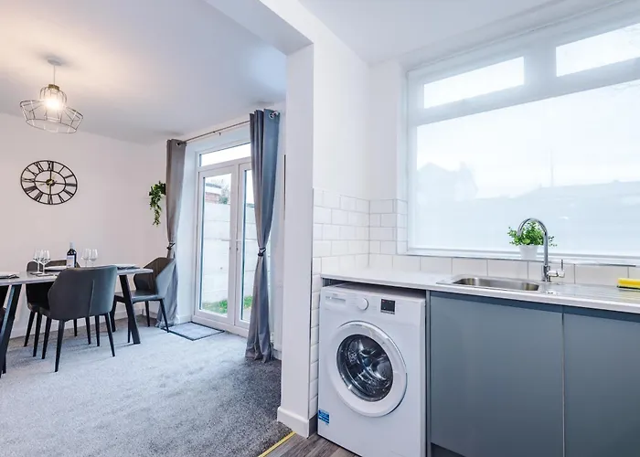 New! 3-bed In By 53 Degrees Property, Ideal For Contractors & Business Stays, Sleeps 8! Vakantiehuis Manchester