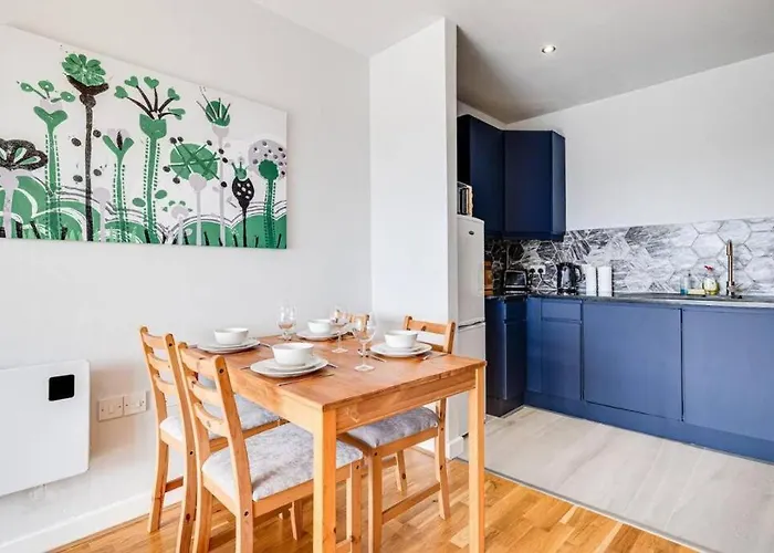 Large 2 Bed 2 Bath شقة