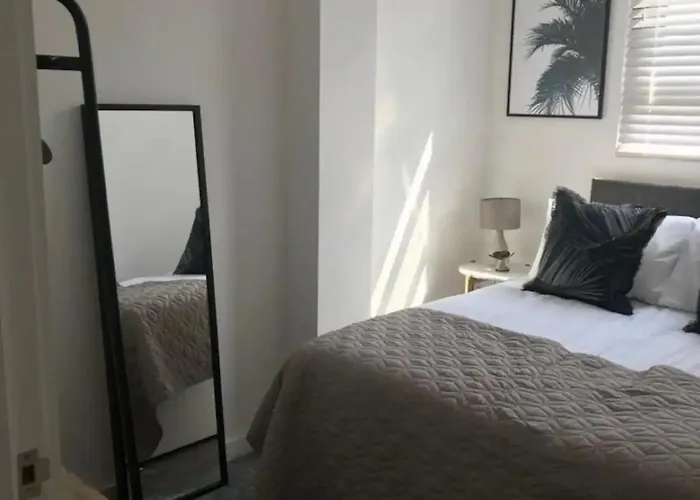 Lovely Chorlton Flat! 5 Seconds To Bus Stop & 2 Minutes To Tram Station Lägenhet *