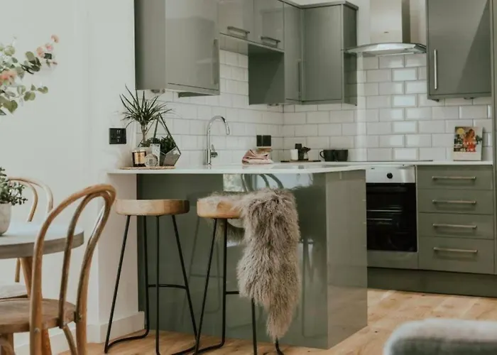 Lovely Chorlton Flat! 5 Seconds To Bus Stop & 2 Minutes To Tram Station