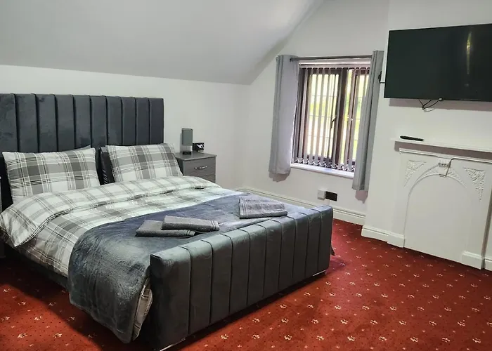 度假居 Rainsough Entire House Sleeps Upto 22 - Free Parking & Wifi *