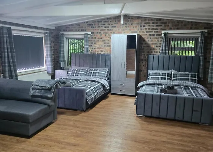 Rainsough Entire House Sleeps Upto 22 - Free Parking & Wifi