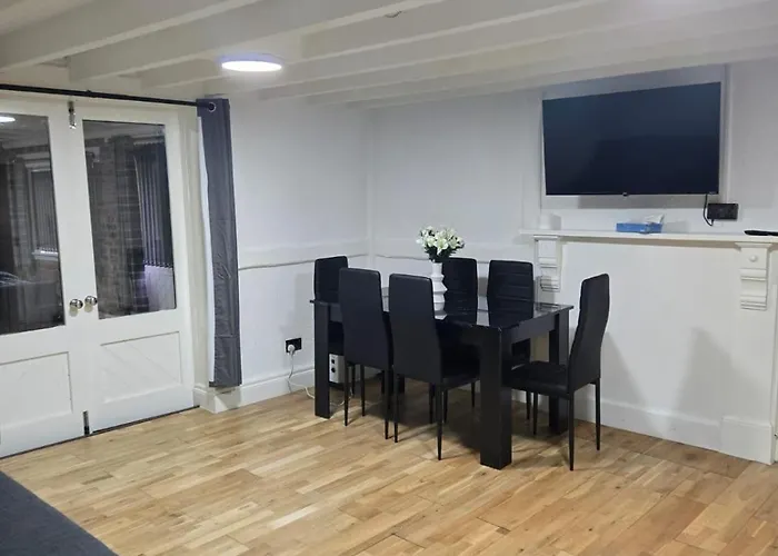 Rainsough Entire House Sleeps Upto 22 - Free Parking & Wifi * 曼彻斯特