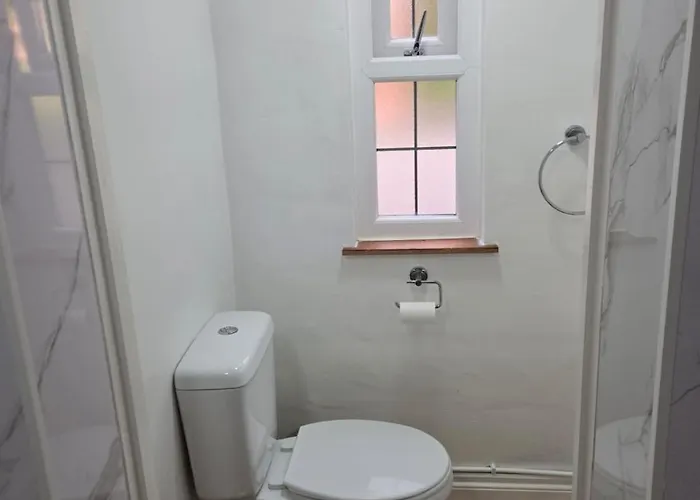 Rainsough Entire House Sleeps Upto 22 - Free Parking & Wifi 度假居