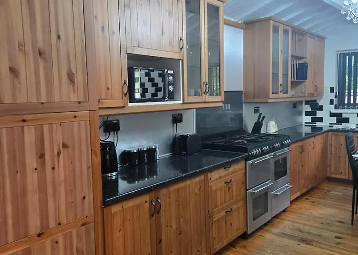 Rainsough Entire House Sleeps Upto 22 - Free Parking & Wifi 度假居 *