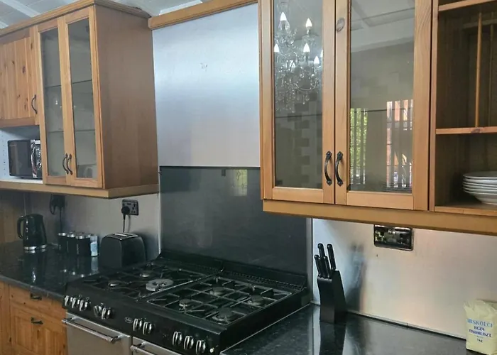 Rainsough Entire House Sleeps Upto 22 - Free Parking & Wifi 度假居