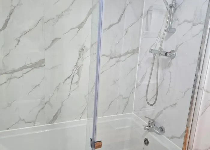 度假居 Rainsough Entire House Sleeps Upto 22 - Free Parking & Wifi *