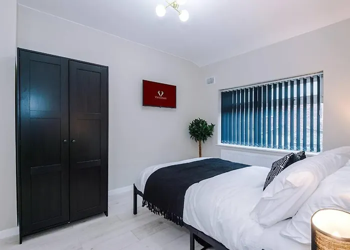 Apartment Stylish 3bdr House By Vista Short Lets & Serviced With Free Parking, Pool Table And Ps4 Manchester