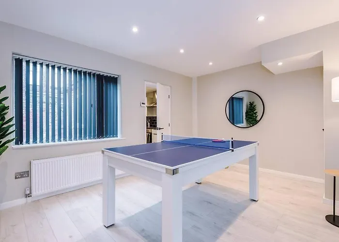 Stylish 3bdr House By Vista Short Lets & Serviced With Free Parking, Pool Table And Ps4 Apartment Manchester