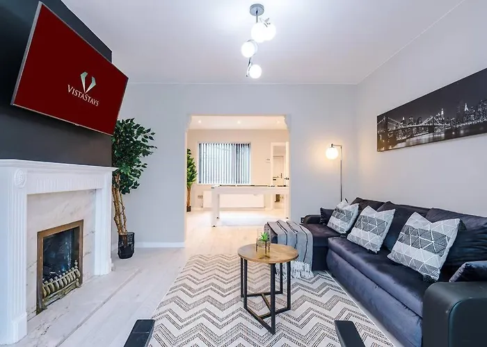 Stylish 3bdr House By Vista Short Lets & Serviced With Free Parking, Pool Table And Ps4 Manchester