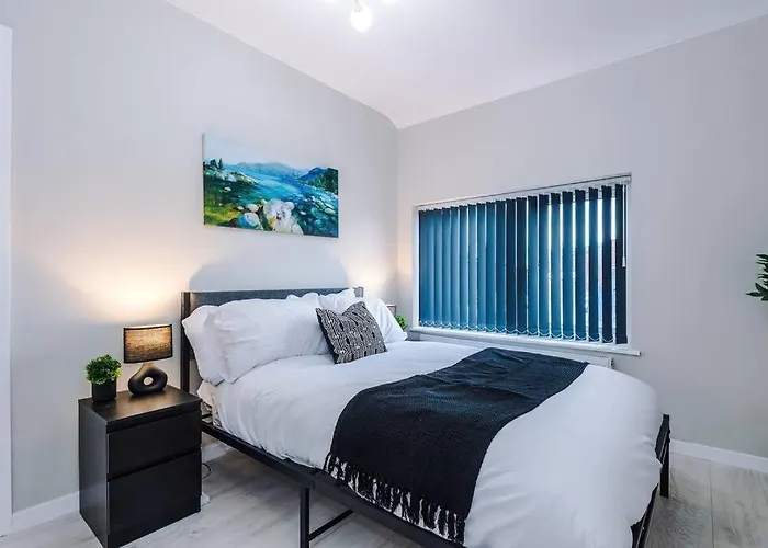 Stylish 3bdr House By Vista Short Lets & Serviced With Free Parking, Pool Table And Ps4 *