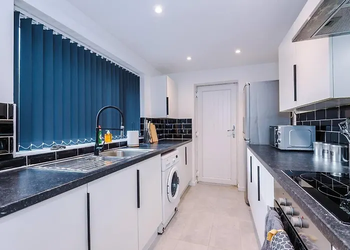 Stylish 3bdr House By Vista Short Lets & Serviced With Free Parking, Pool Table And Ps4 * Manchester
