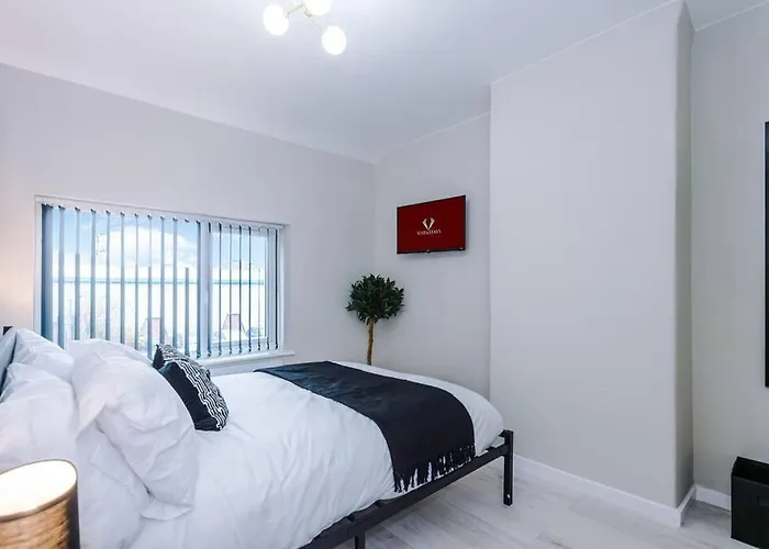 Apartment Stylish 3bdr House By Vista Short Lets & Serviced With Free Parking, Pool Table And Ps4 Manchester