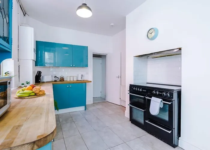 Large 4 Bedroom With Free Parking Near Mediacityuk Hébergement de vacances