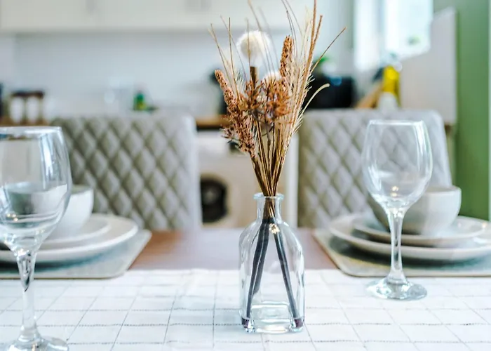 Semesterbostad Townhouse 5mins To Centre And Etihad - Free Secure Parking *