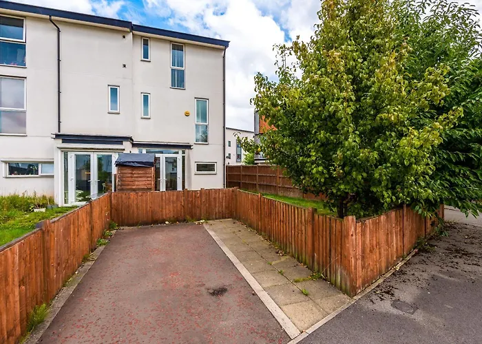 Townhouse 5mins To Centre And Etihad - Free Secure Parking Semesterbostad *