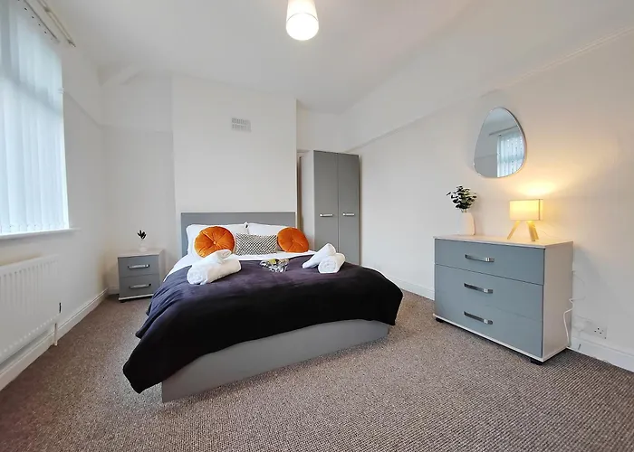 Modern 4 Bed House - Free Parking Semesterbostad *