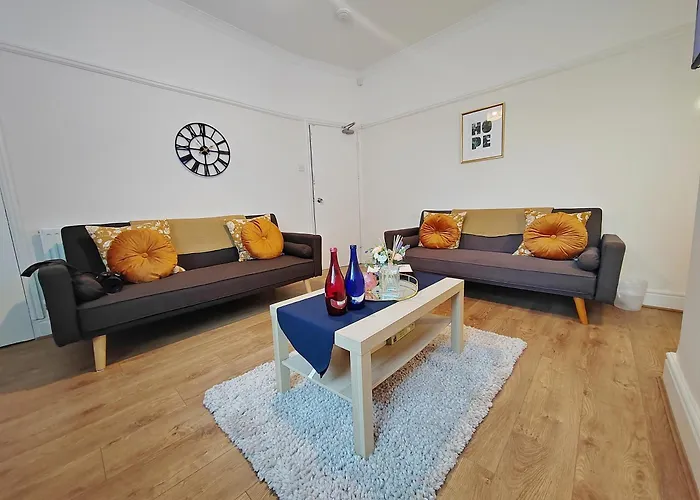 Semesterbostad Modern 4 Bed House - Free Parking *