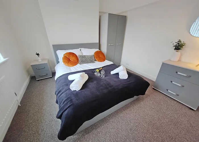 Modern 4 Bed House - Free Parking