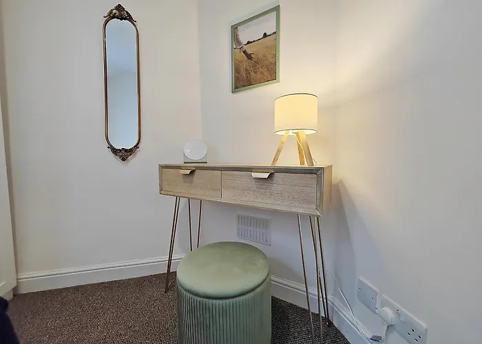 Modern 4 Bed House - Free Parking Semesterbostad *