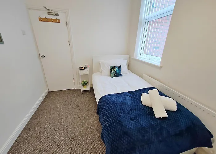 Modern 4 Bed House - Free Parking *