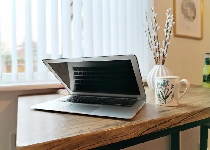 Modern 4 Bed House - Free Parking Semesterbostad *