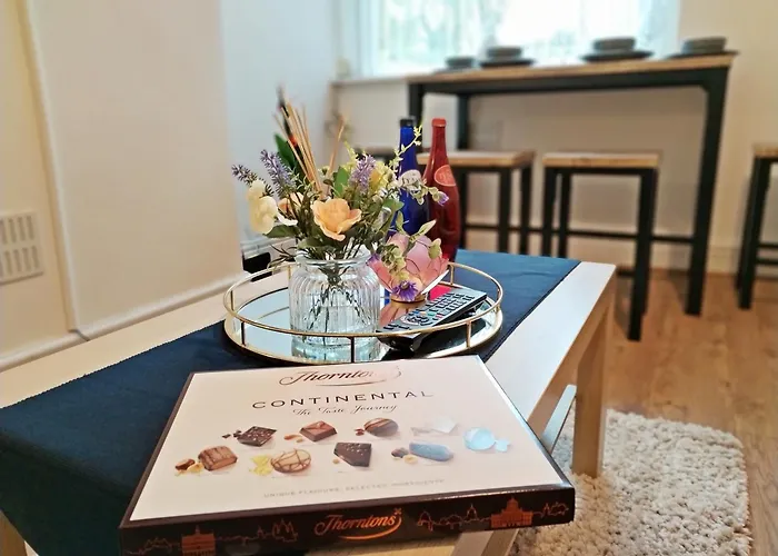 Modern 4 Bed House - Free Parking Semesterbostad