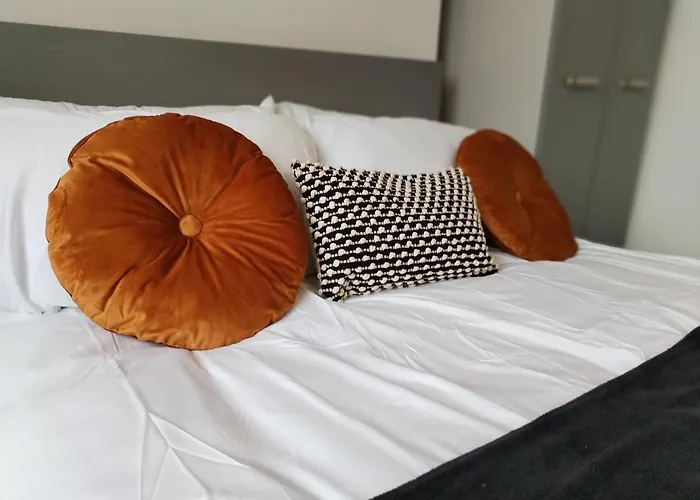 Semesterbostad Modern 4 Bed House - Free Parking