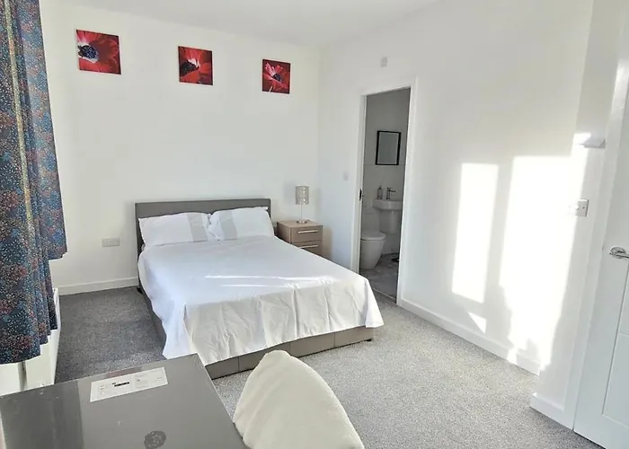 Kwatera prywatna Spacious Double With Private Bathroom *