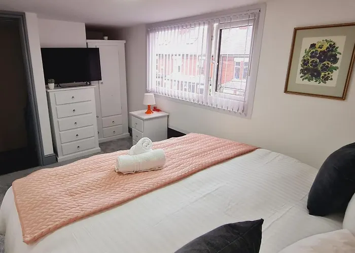 Large Victorian House 15 Minutes From Centre Feriehus