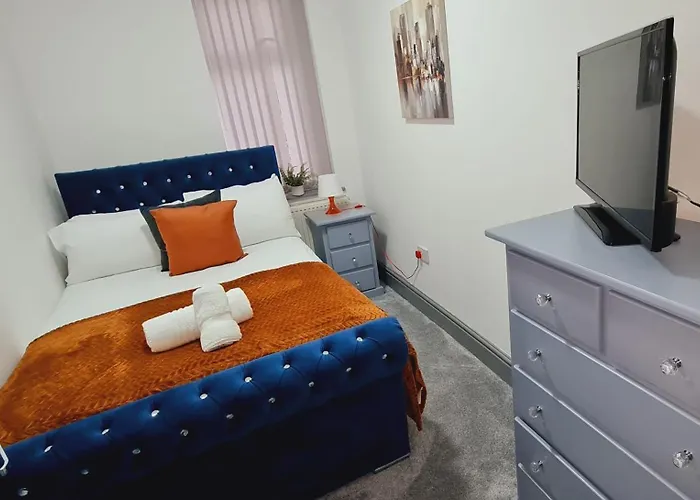 Large Victorian House 15 Minutes From Centre Feriehus