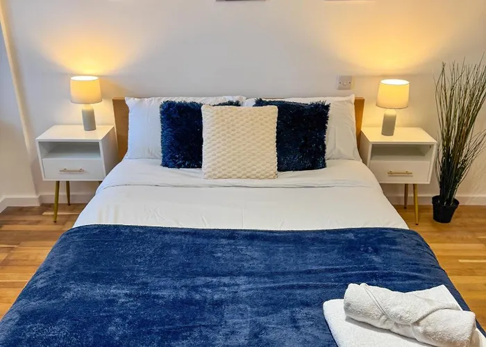 Cozy - 2 Beds, Sleeps 5, Free Parking! Apartmán *