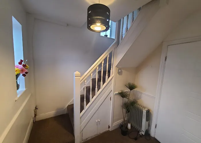 Grand House Near Etihad Coop Live 度假居