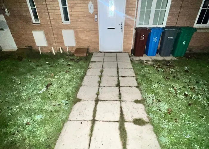 New Getaway House With 2 Free Parking Манчестер