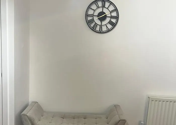 New Getaway House With 2 Free Parking Апартаменты