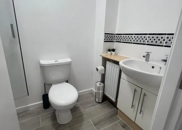 Апартаменты New Getaway House With 2 Free Parking Манчестер