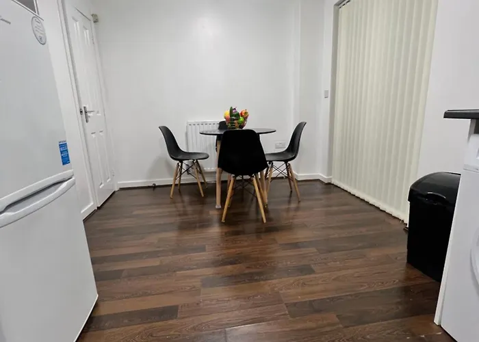 New Getaway House With 2 Free Parking * Манчестер