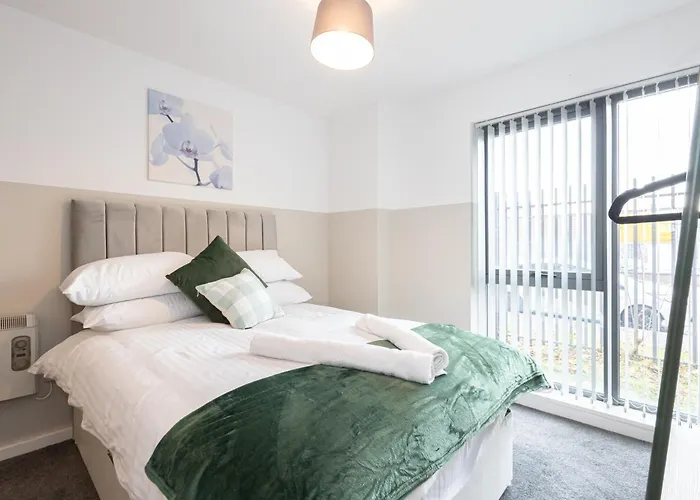 - Beautiful Serviced Apartment, Amazing Location, Close To Old Trafford, Centre, Media City, Etihad, Coop Live, Ao Arena, Salford Quays, Sleeps Up To 6, With Free Private Car Parking * Manchester