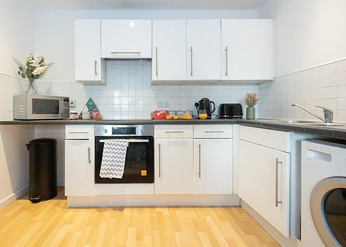 - Beautiful Serviced Apartment, Amazing Location, Close To Old Trafford, Centre, Media City, Etihad, Coop Live, Ao Arena, Salford Quays, Sleeps Up To 6, With Free Private Car Parking