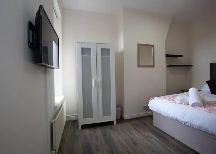 6 Bedroom House 10min Drive From Centre