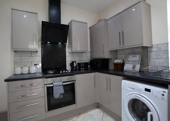 6 Bedroom House 10min Drive From Centre 曼彻斯特