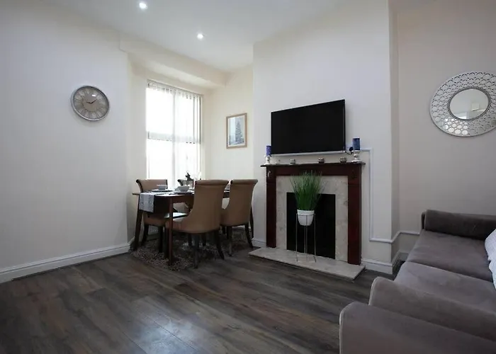 6 Bedroom House 10min Drive From Centre 曼彻斯特