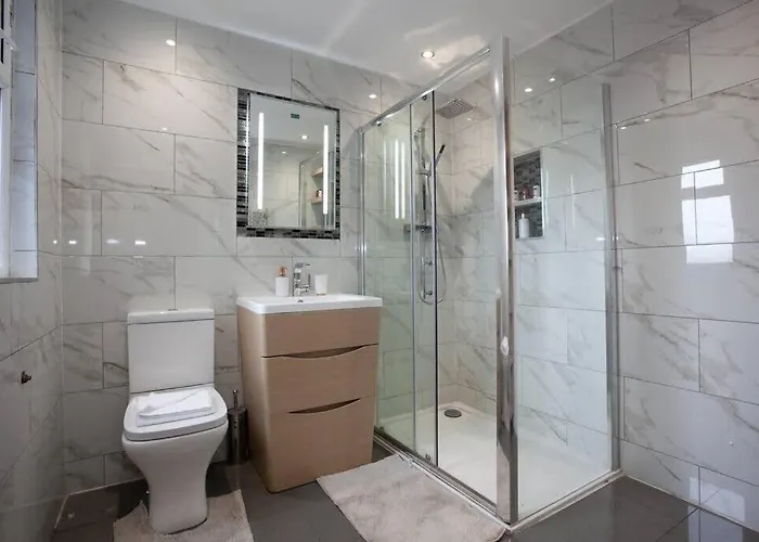 6 Bedroom House 10min Drive From Centre