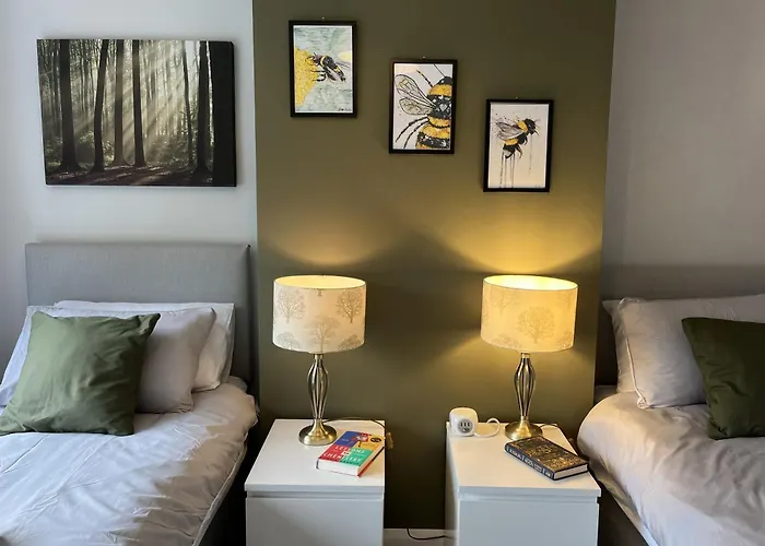 Modern 3-bed Stay-away-home Sleeps 6 Nr