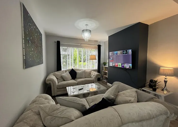 Modern 3-bed Stay-away-home Sleeps 6 Nr *