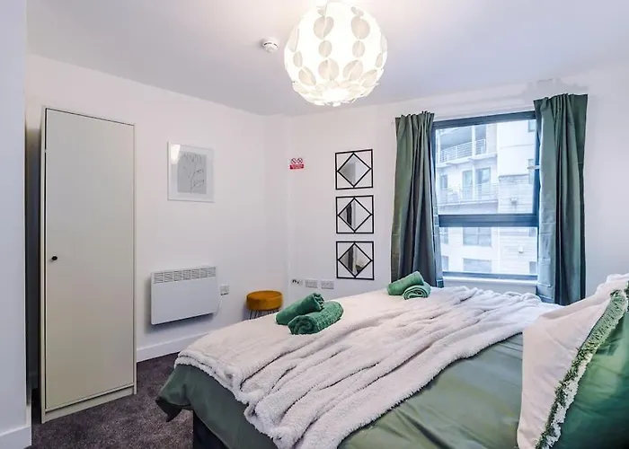 Spacious Deansgate Apartment, Free Park, Sleeps 8 Apartment *
