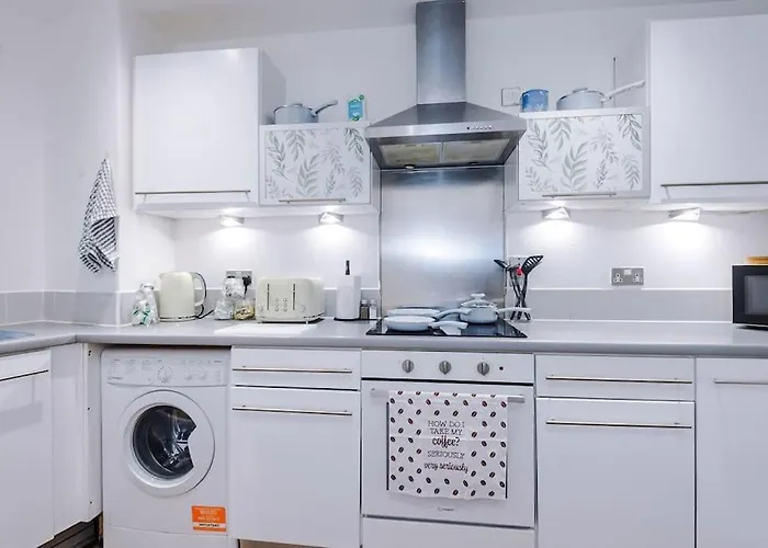 Spacious Deansgate Apartment, Free Park, Sleeps 8